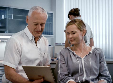 Dr. Rüdiger Hansen bei der Patientenberatung.