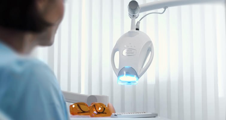 Bleaching-Lampe und Schutzbrille für die Augen. / Dr. Rüdiger Hansen, Zahnarzt München