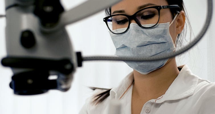 Assistenz unserer ZMA während der Endodontie. / Dr. Rüdiger Hansen, Zahnarzt München
